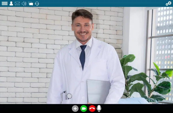 의사가 통화로 의료와 서비스를 합니다 컴퓨터 화면에 비추어 온라인 프로그램 — 스톡 사진