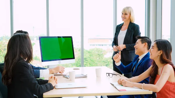 Gente Negocios Sala Conferencias Con Pantalla Verde Croma Key Computadora — Foto de Stock