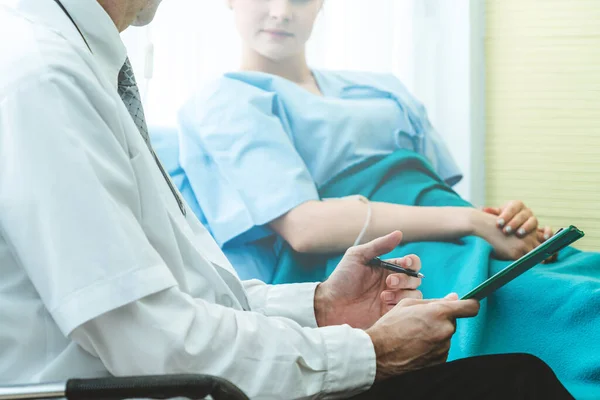 Läkare Professionell Uniform Som Undersöker Patienten Sjukhus Eller Läkarmottagning Koncept — Stockfoto