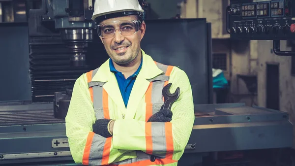 Ung Fabriksarbetare Eller Ingenjör Nära Håll Porträtt Fabriken Industri Och — Stockfoto