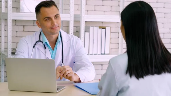 Arzt Uniform Untersucht Patient Krankenhaus Oder Der Klinik Gesundheitswesen Medizinisches — Stockfoto