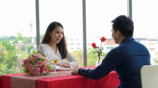 Romantic Couple Giving Gift Lover Restaurant Happy Couple Lifestyle — Stock Photo, Image