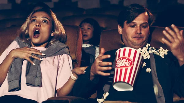 Emberek Filmet Néznek Moziban Csoportos Kikapcsolódás Szórakoztatás Koncepciója — Stock Fotó