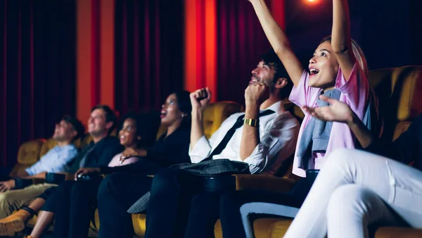 Gruppo Pubblico Felice Divertente Guardare Cinema Nel Cinema Attività Ricreative — Foto Stock