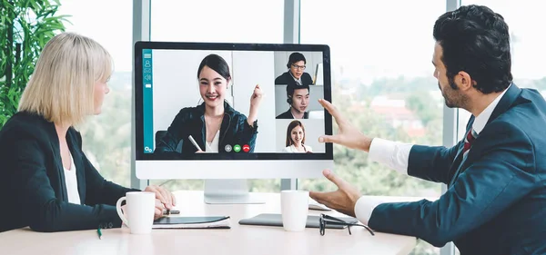 ビデオ通話グループビジネスの人々は 仮想職場やリモートオフィスで会う テレワーク会議は スマートビデオ技術を使用して専門的な企業ビジネスの同僚を通信する — ストック写真