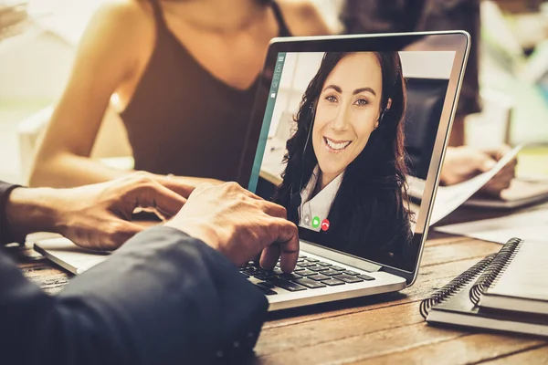 직장이나 사무실에서 만나는 사람들에게 비디오 전화를 수있습니다 동료와 의사소통하기 스마트 — 스톡 사진