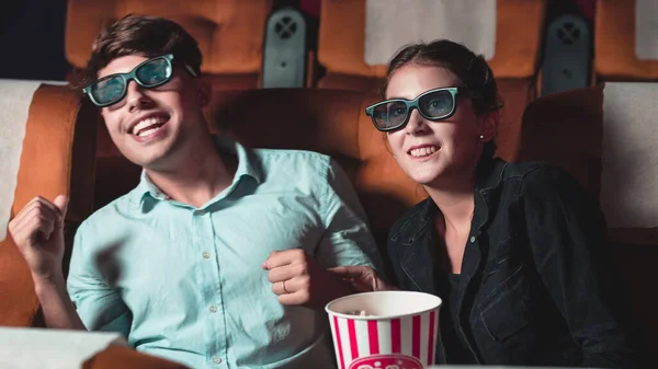 Mężczyzna Kobieta Kinie Oglądają Film Okularach Zainteresowaniem Patrząc Ekran Ekscytujące — Zdjęcie stockowe