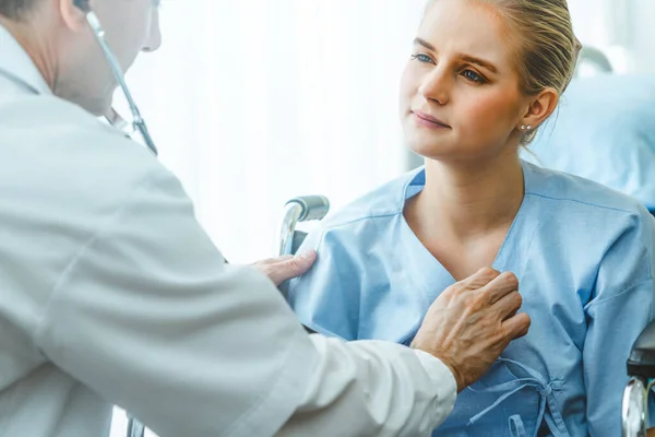 Doutor Uniforme Profissional Examinando Paciente Hospital Clínica Médica Conceito Serviço — Fotografia de Stock