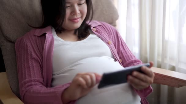 Gelukkig zwangere vrouw en verwacht baby thuis. — Stockvideo