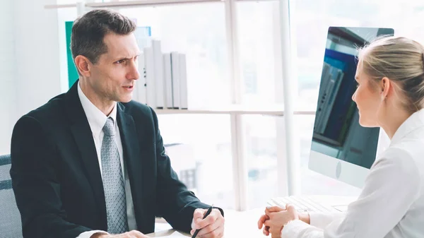 Buscador de empleo en la entrevista de trabajo reunión con el gerente — Foto de Stock