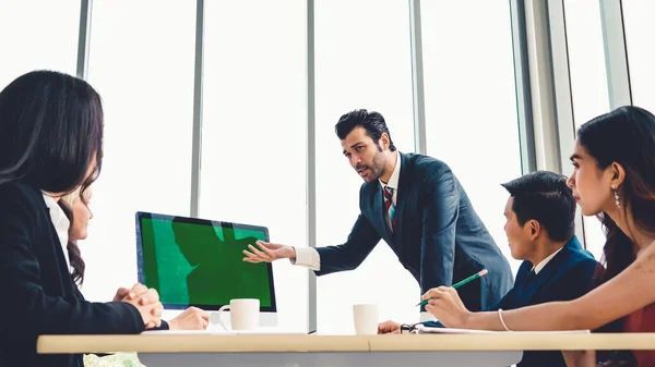 Obchodníci v konferenční místnosti se zelenou obrazovkou — Stock fotografie