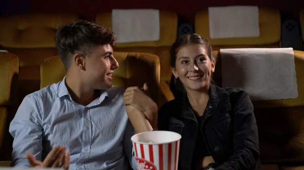 Público assistindo filme no cinema. — Fotografia de Stock