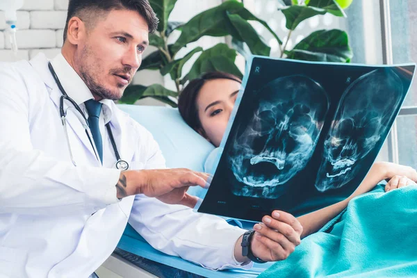 Doctor in professioneel uniform die de patiënt in het ziekenhuis onderzoekt — Stockfoto