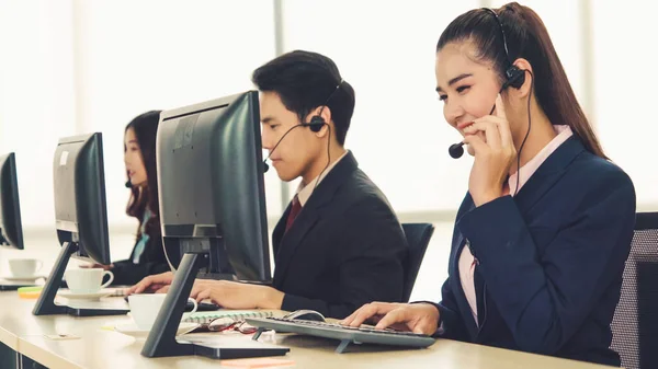 Geschäftsleute mit Headset arbeiten im Büro — Stockfoto