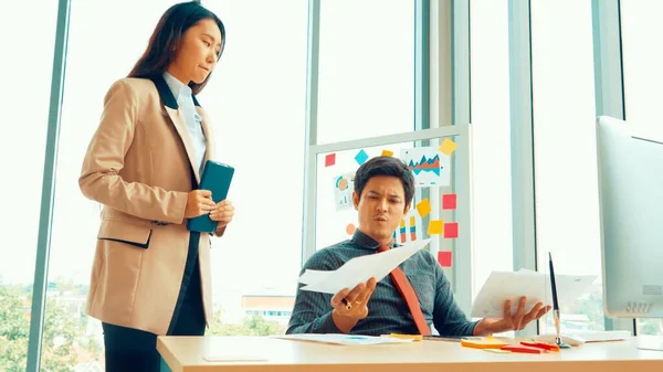 Pessoas de negócios infelizes disputam problema de trabalho no escritório — Fotografia de Stock