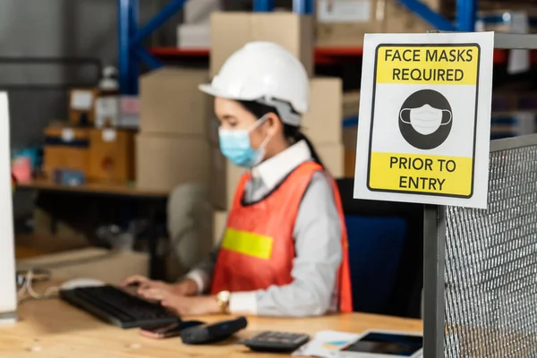 Panneau de mise en garde en usine avertissant le travailleur de l'industrie pour empêcher Covid-19 — Photo