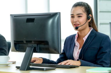 Ofiste çalışan kulaklık takan iş adamları.