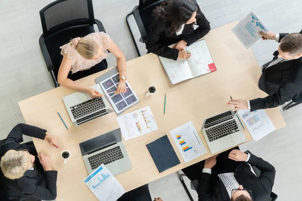 Zakenmensen groep vergadering schot van bovenaf bekijken — Stockfoto