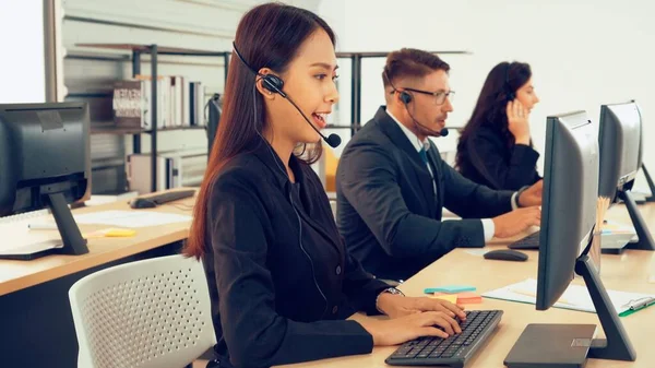 Geschäftsleute mit Headset arbeiten im Büro — Stockfoto