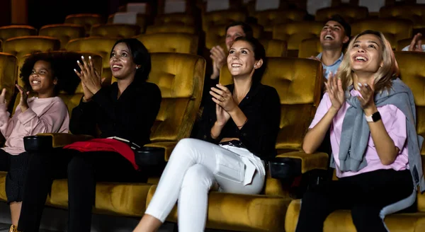 観客のグループ劇場で幸せな時計映画館. — ストック写真