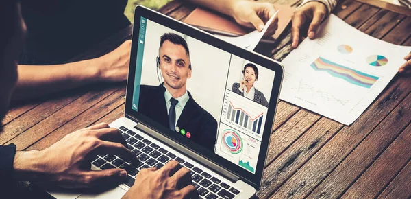 Video chiamata di gruppo uomini d'affari si incontrano sul posto di lavoro virtuale o in ufficio remoto — Foto Stock