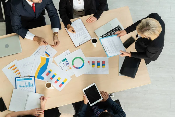 Zakenmensen groep vergadering schot van bovenaf bekijken — Stockfoto