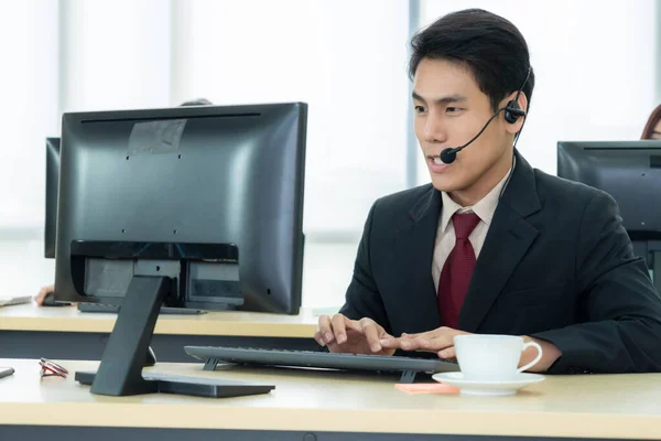 Geschäftsleute mit Headset arbeiten im Büro — Stockfoto