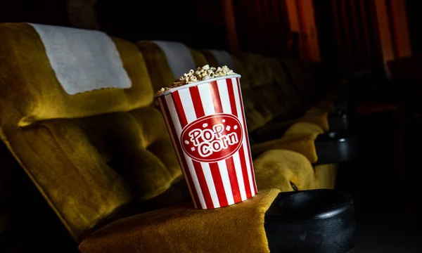 Una fila de asiento amarillo con palomitas de maíz en el teatro — Foto de Stock