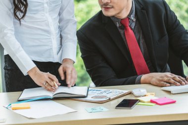 İki iş adamı ofiste proje stratejisi hakkında konuşuyor