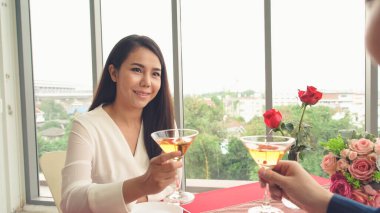 Restoranda yemek yiyen mutlu romantik çift.