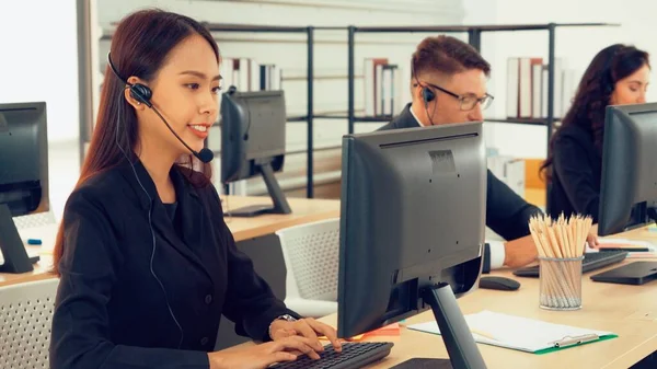 Gente de negocios con auriculares trabajando en la oficina —  Fotos de Stock