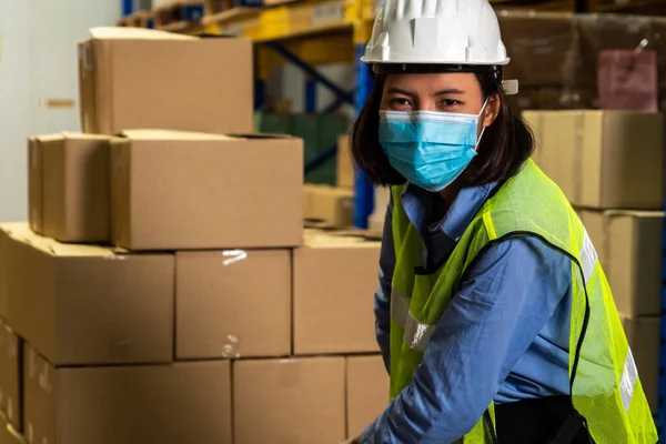 Travailleur de l'industrie de l'usine travaillant avec un masque facial pour empêcher Covid-19 — Photo