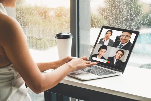 Videohívás üzletemberek találkozó virtuális munkahelyen vagy távoli irodában — Stock Fotó