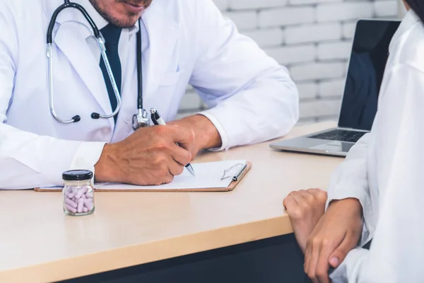 Läkare i professionell uniform undersöker patienten på sjukhus — Stockfoto