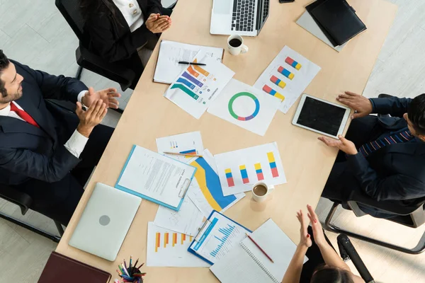 Zakenmensen groep vergadering schot van bovenaf bekijken — Stockfoto