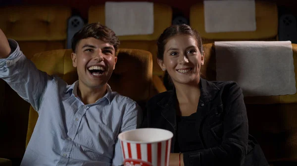 Público viendo películas en el cine. —  Fotos de Stock