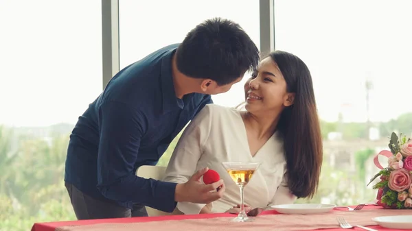 Romantikerpaar beschenkt Liebhaber im Restaurant — Stockfoto