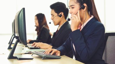 Ofiste çalışan kulaklık takan iş adamları.