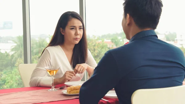 Glückliches romantisches Paar beim Mittagessen im Restaurant — Stockfoto