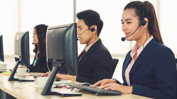 Affärsmän som bär headset och arbetar på kontoret — Stockfoto
