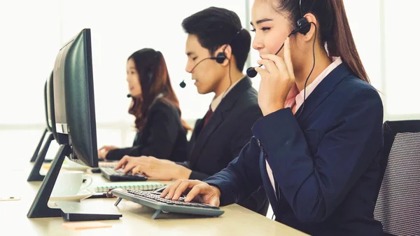 Affärsmän som bär headset och arbetar på kontoret — Stockfoto