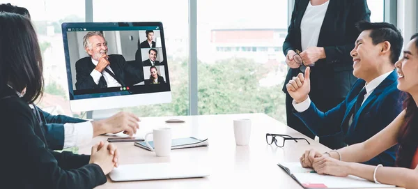 Grupo de chamadas de vídeo reunião de empresários em local de trabalho virtual ou escritório remoto — Fotografia de Stock