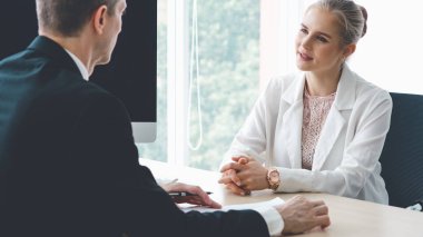 Yöneticiyle iş görüşmesinde iş arayan