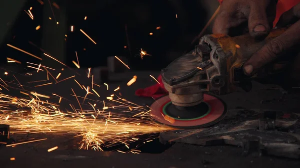 Profesyonel tamirci çelik metali kesiyor.. — Stok fotoğraf