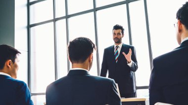 Bir grup iş adamı seminer konferansında toplanıyor.