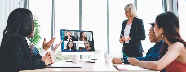 Réunion des gens d'affaires du groupe d'appels vidéo sur un lieu de travail virtuel ou un bureau à distance — Photo