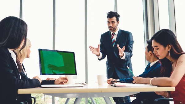 Gente de negocios en la sala de conferencias con pantalla verde — Foto de Stock