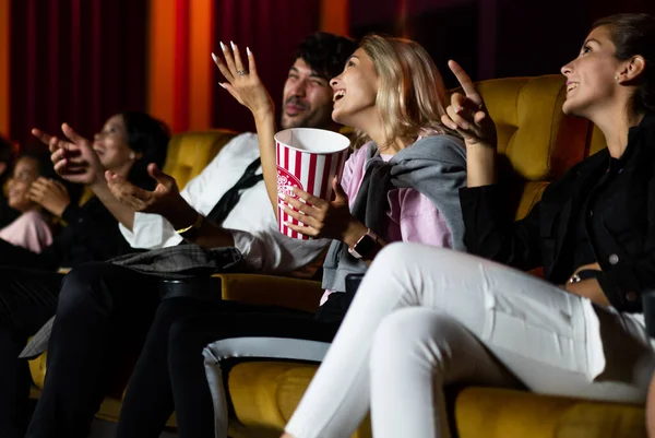 Pubblico di persone che guarda film nel cinema. — Foto Stock