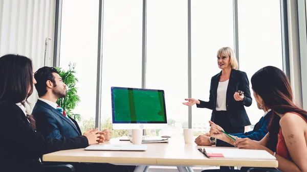 Affärsmän i konferensrummet med grön skärm — Stockfoto