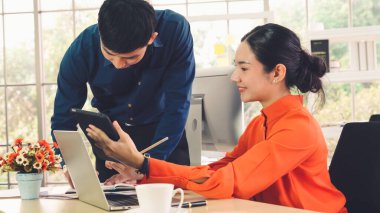 İki iş adamı ofiste proje stratejisi hakkında konuşuyor